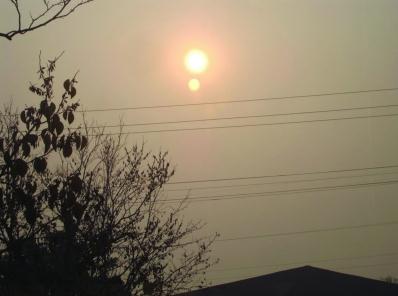 天空出现了两个“太阳”。梅建明摄