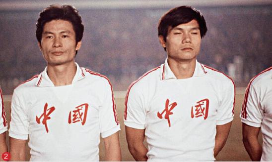 2.1982年，中国队尽管未能打进世界杯，但容志行(左)等中国球员开始成为一代人的偶像。