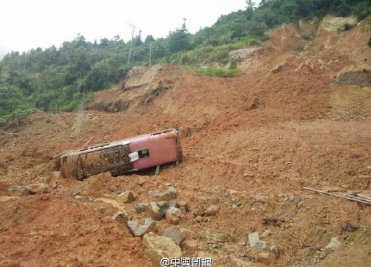 福建龙岩台胞旅游大巴交通事故事故现场图